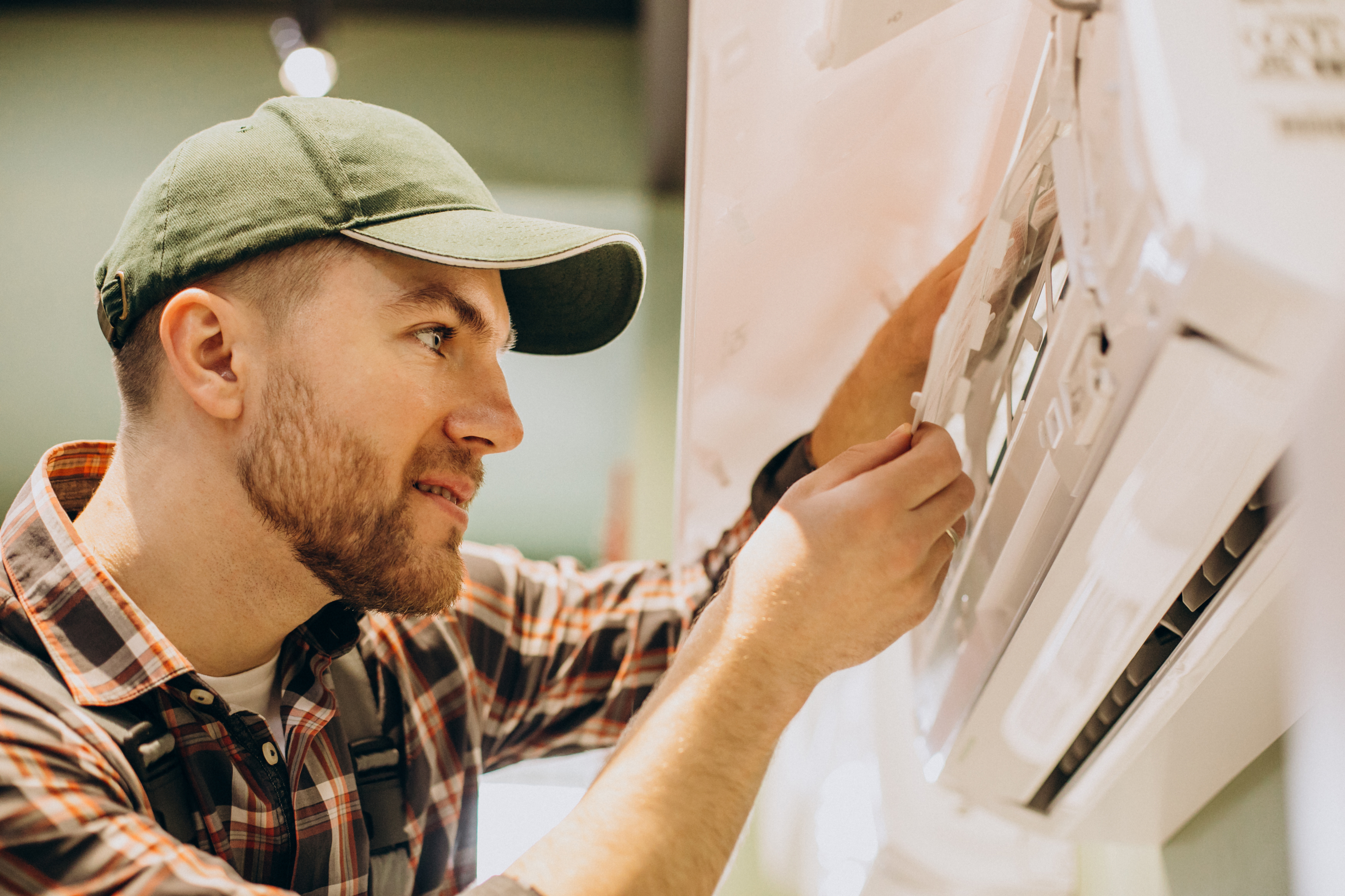 The top 5 reasons why your AC isn't working and how to fix it 3 repairman doing air conditioner service